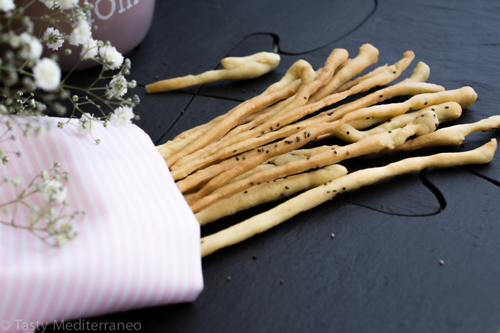 tasty-mediterraneo-crispy-chia-olive-oil-grissini-breadsticks-antipasti-antipasto-healthy-snack-recipe-vegan-appetizer-vegetarian-savory