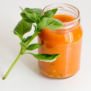 Salsa de tomate con albahaca fresca