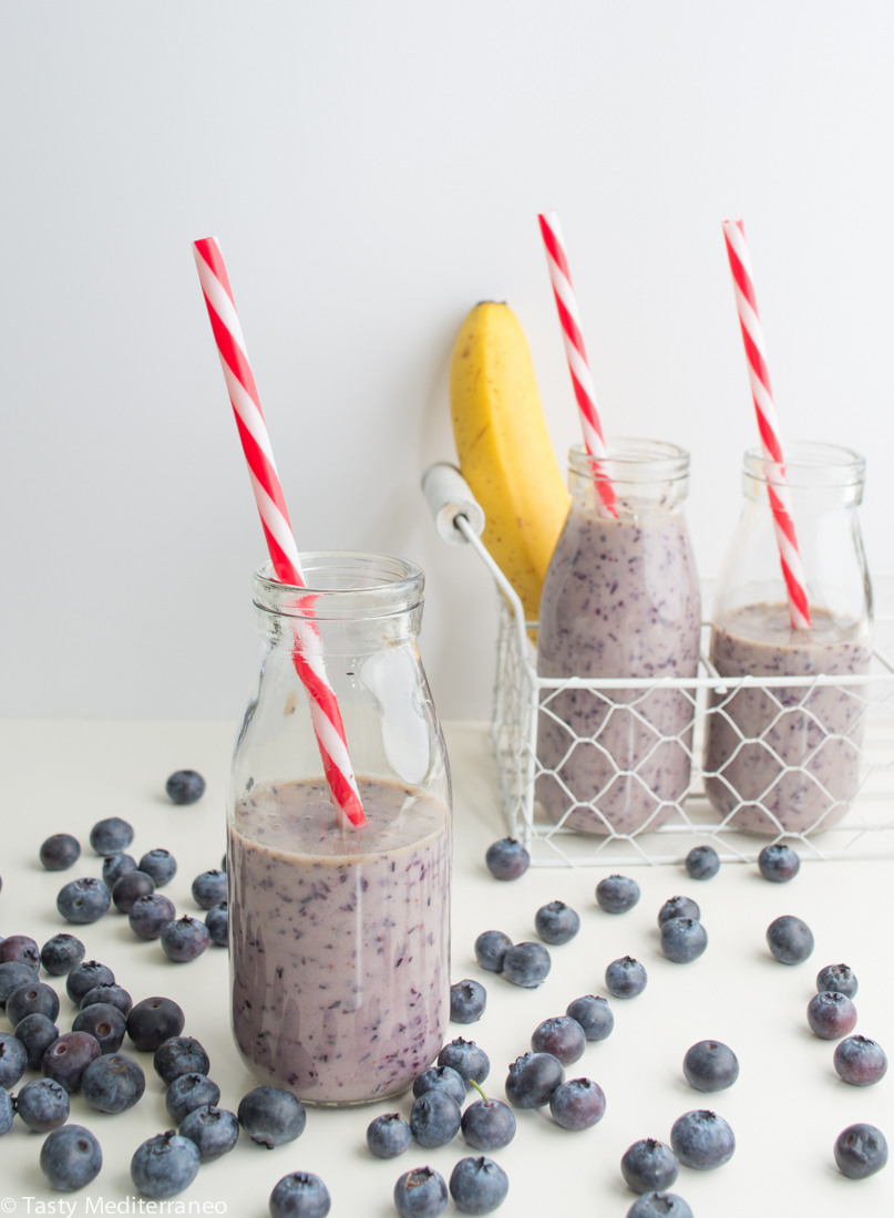 tasty-mediterraneo-blueberries-banana-smoothie