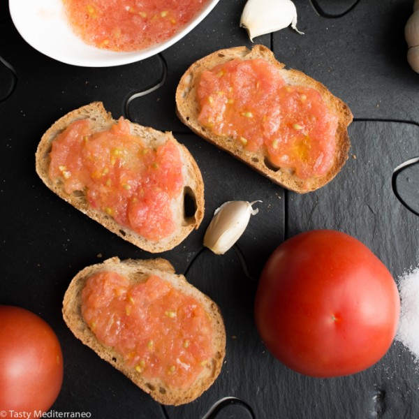 Pan con tomate Spanish style toast with tomato Tasty Mediterraneo