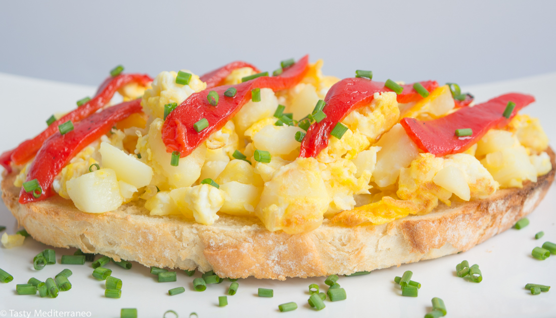 tasty-mediterraneo-egg-potatos-piquillos-toast