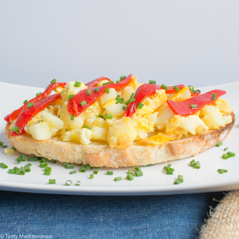 tasty-mediterraneo-eggs-potatos-piquillo-toast