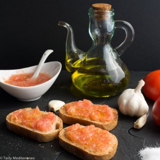 Spanish style toast with tomato (Pan con tomate)