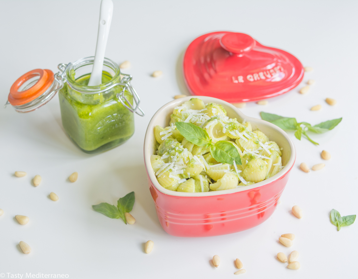 tasty-mediterraneo-pasta-fresh-basil-pesto