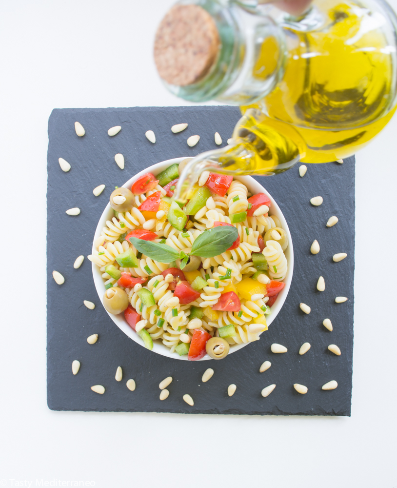 tasty-mediterraneo-pasta-salad-olive oil
