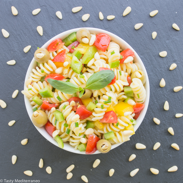 tasty-mediterraneo-pasta-salad-tomatoes