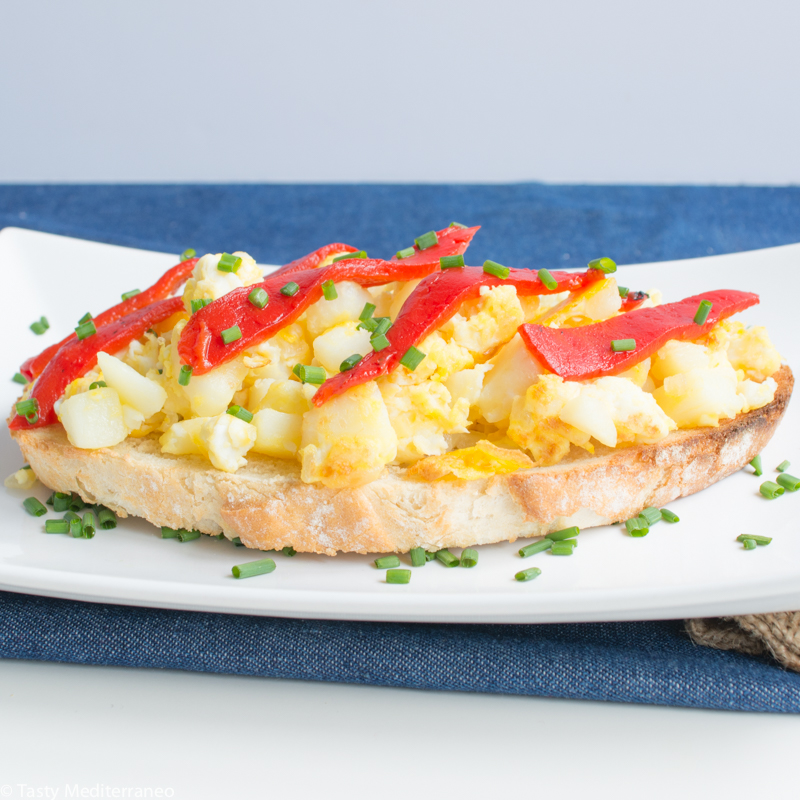 tasty-mediterraneo-toast-eggs-potato-piquillos