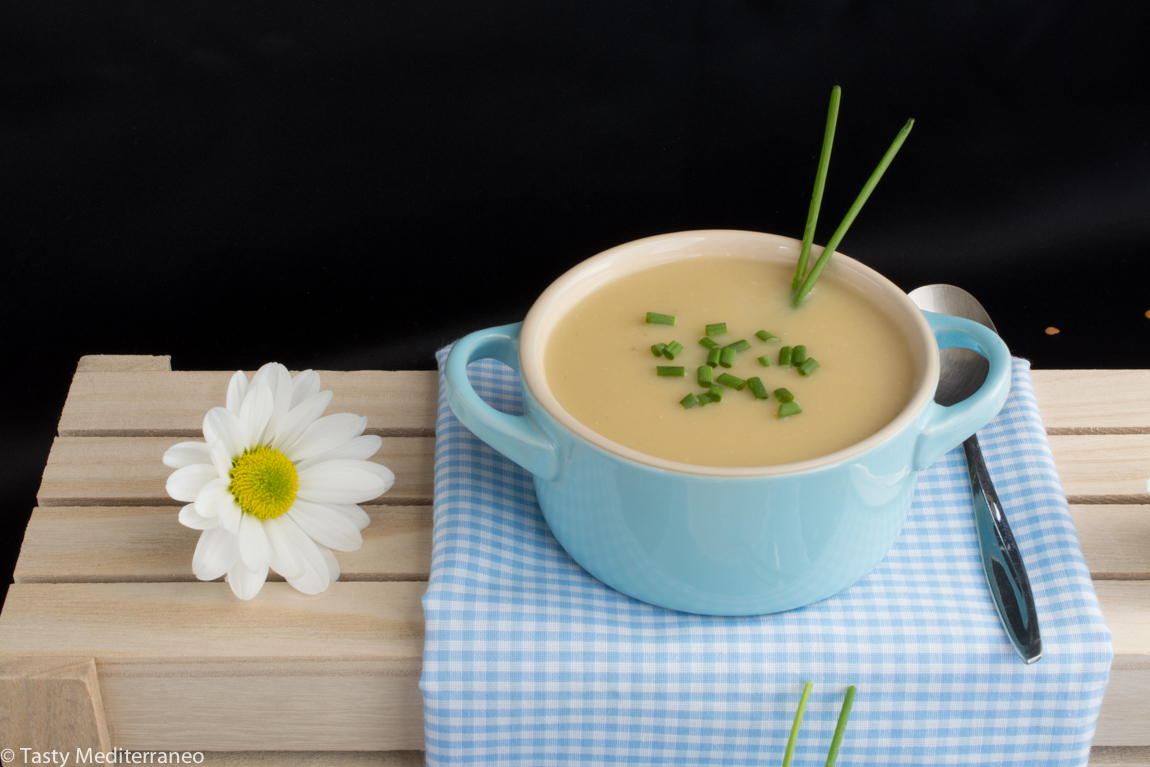 Tasty-mediterraneo-middle-eastern-red-lentils-soup