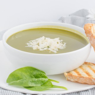 Sopa de espinacas con queso parmesano