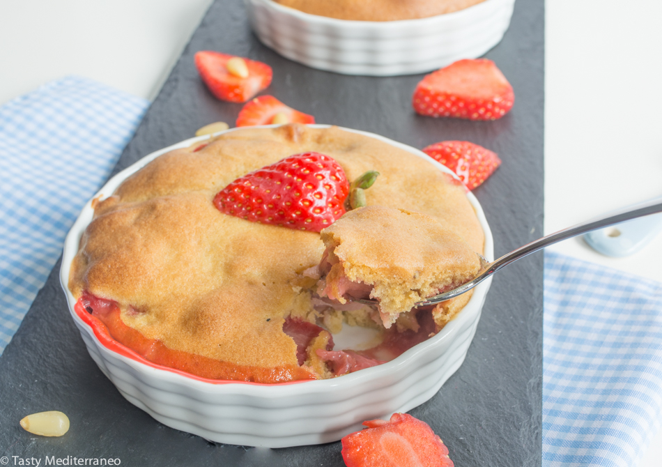 Tasty-mediterraneo-strawberries-individual-cake