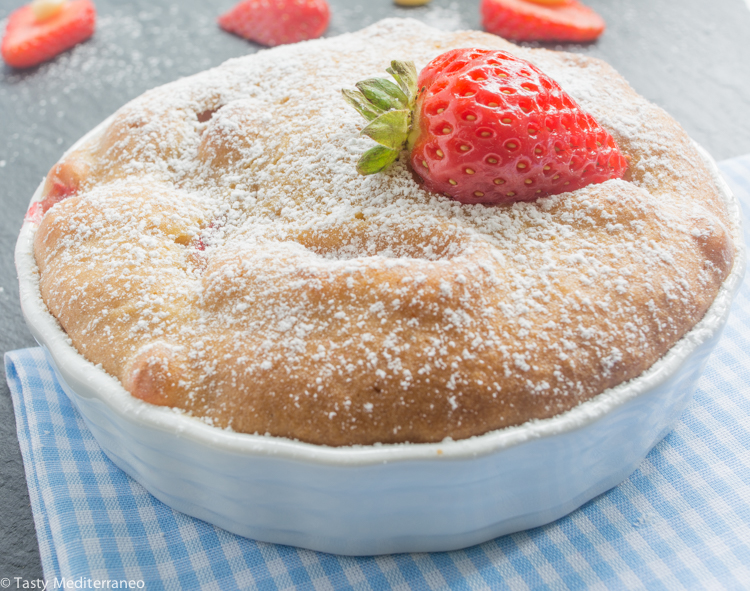 Tasty-mediterraneo-strawberry-pine nuts-individual-cake