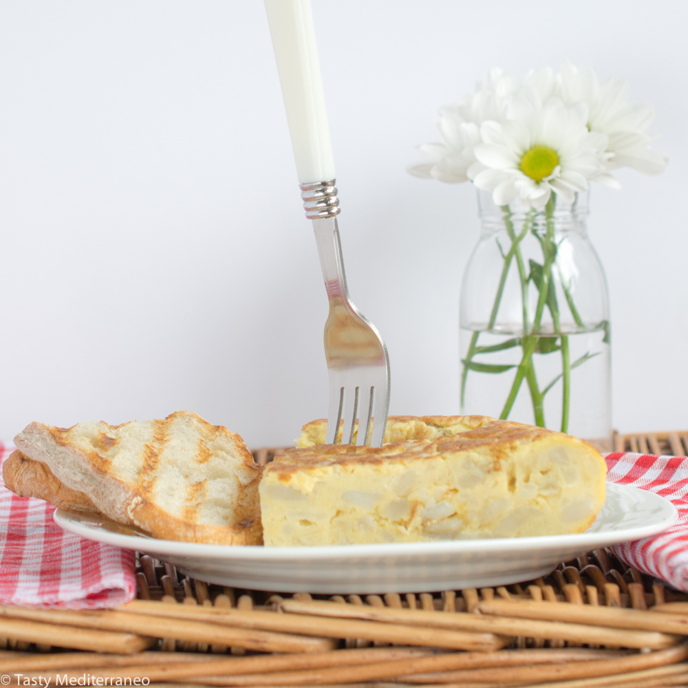 Tasty-mediterraneo-tortilla-de-patatas-spanish-omelette