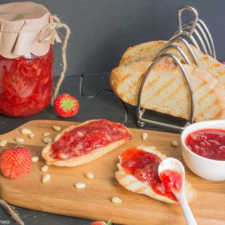 Mermelada de fresas, vainilla y piñones