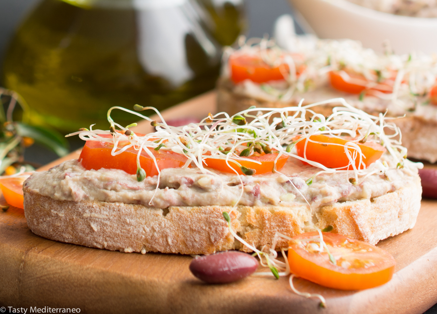 Tasty-mediterraneo-red-beans-avocado-tahini-pate