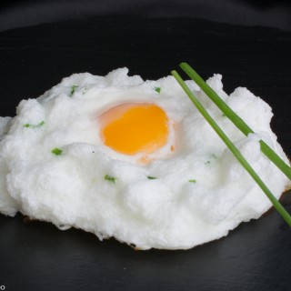 Huevo nube con cebollín