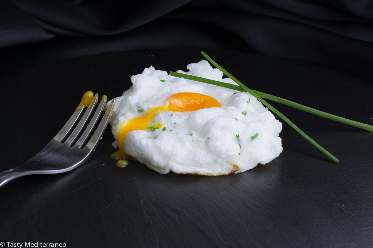 Tasty-Mediterraneo-huevo-nube-cebollino
