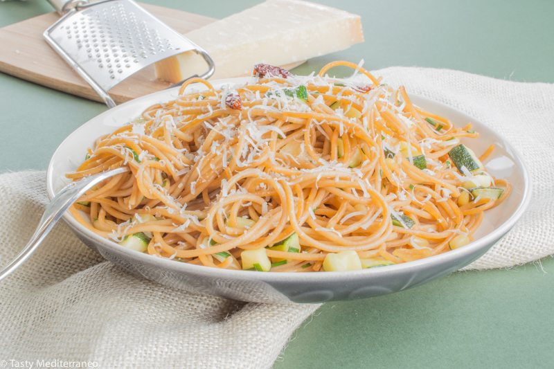 Tasty-Mediterraneo-aglio-olio-spaghetti