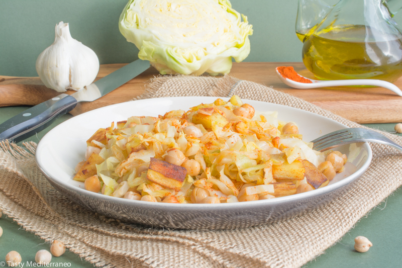 Tasty-Mediterraneo-cabbage-chickpea-potatoes-salad