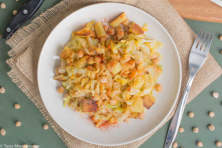 Tasty-Mediterraneo-cabbage-chickpeas-stir-fry