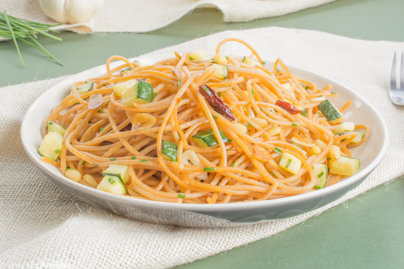 Tasty-Mediterraneo-pasta-aglio-olio-zucchini