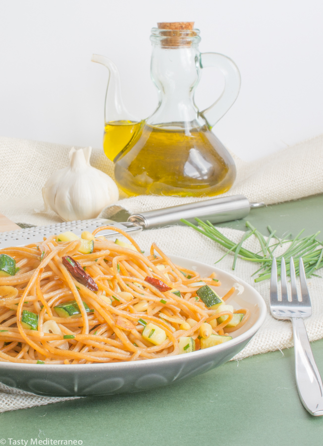 Tasty-Mediterraneo-spaghetti-aglio-olio-zucchinis