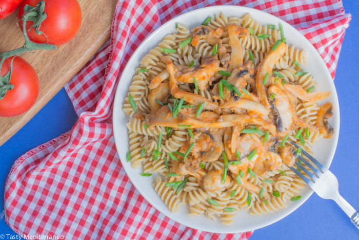 Tasty-Mediterraneo-pasta-con-salsa-tomate-champiñon