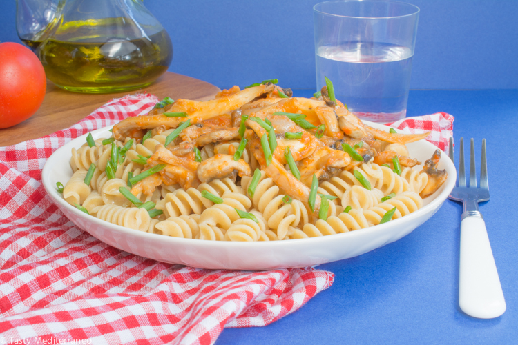 Tasty-Mediterraneo-pasta-mushrooms-tomato-pepper-sauce