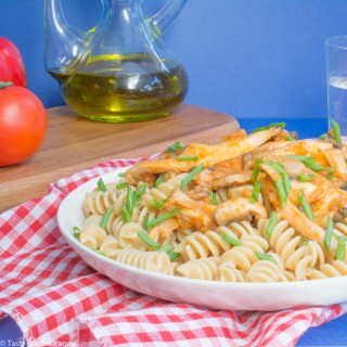 Pasta con salsa de tomate y pimientos con setas