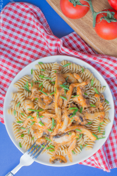 Tasty-Mediterraneo-pasta-tomate-champiñones