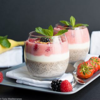 Parfaits de chía con frutas del bosque