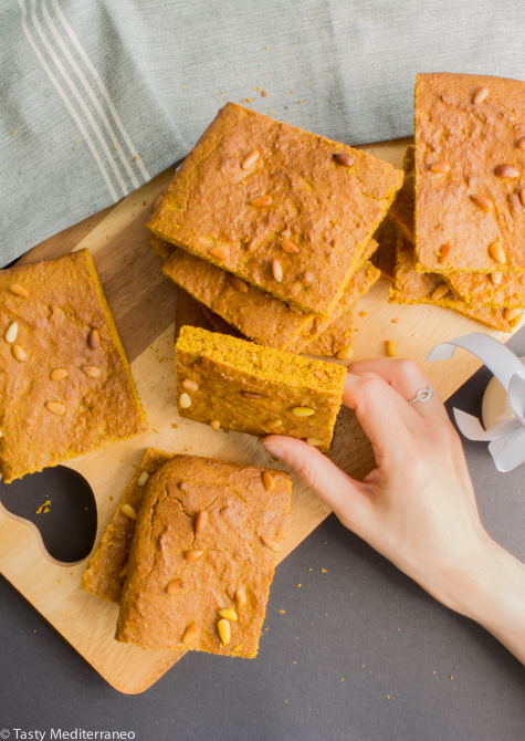 Tasty-Mediterraneo-turmeric-cake