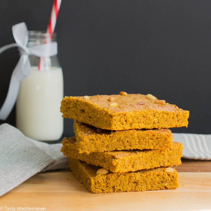 Tasty-Mediterraneo-turmeric-cakes