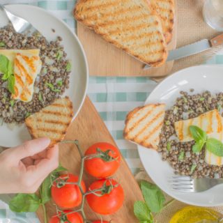 Salade de lentilles béluga, halloumi grillé et menthe