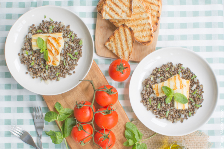 Tasty-Mediterraneo-lentils-with-halloumi