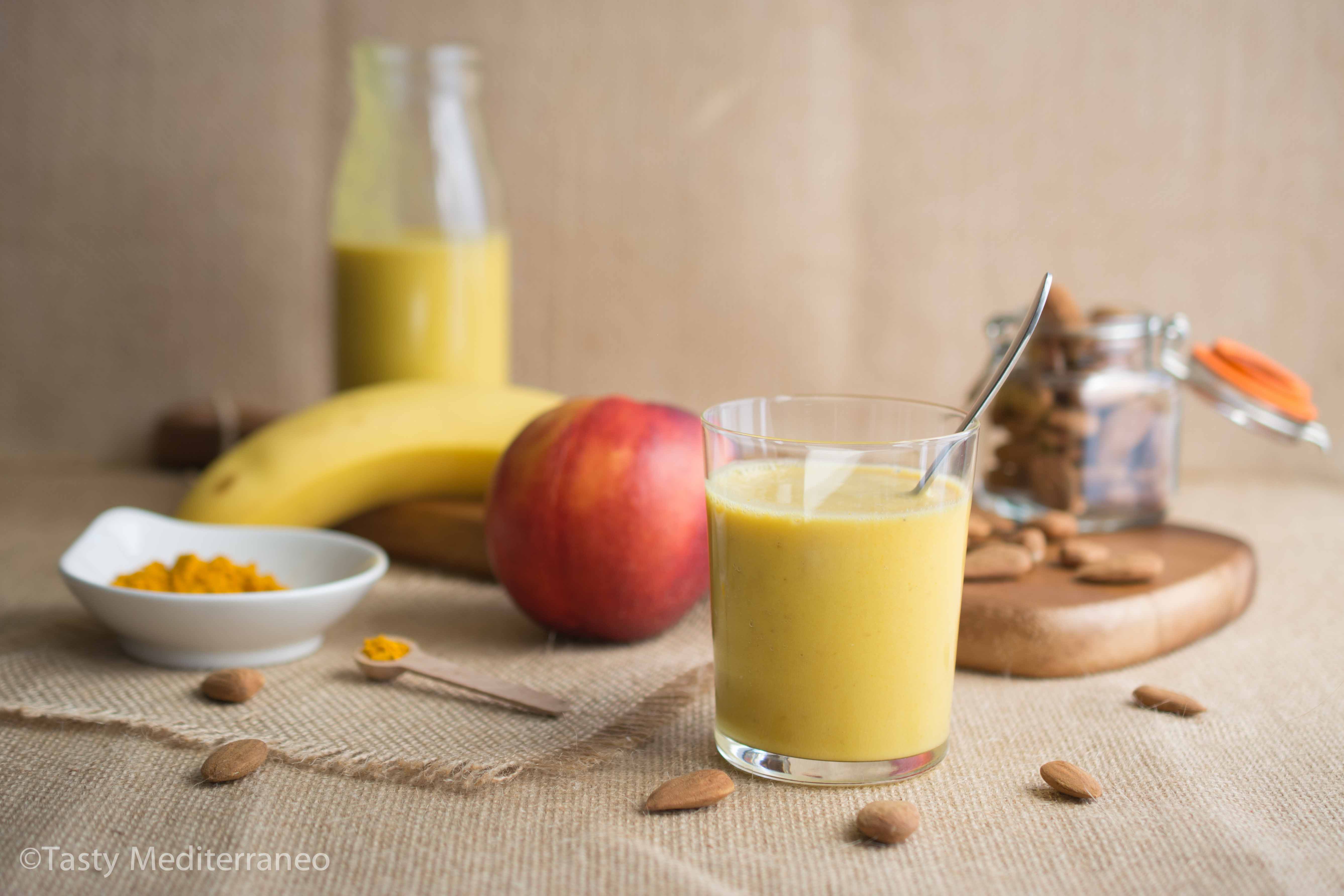 Tasty-Mediterraneo-turmeric-banana-nectarine-smoothie