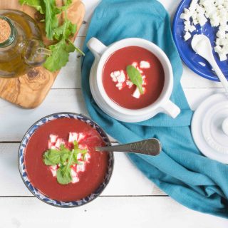 Sopa de remolacha con feta y rúcula