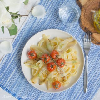 Pasta con hinojo y tomates asados