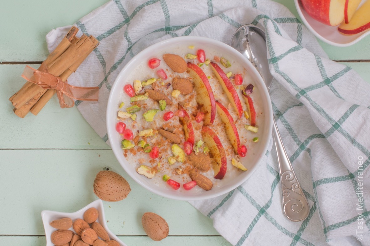 tasty-mediterraneo-porridge-fruit-nuts-cinnamon