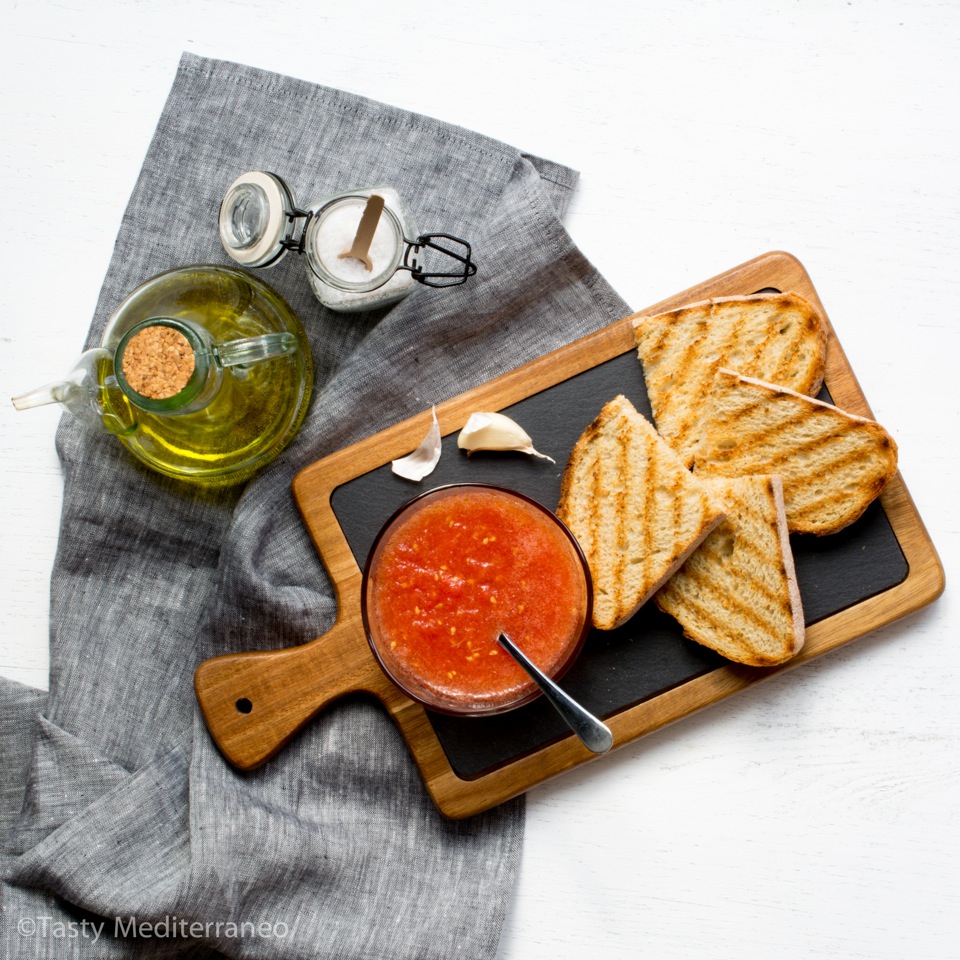 Pan Con Tomate Ou Pain A La Tomate Espagnol Tasty Mediterraneo
