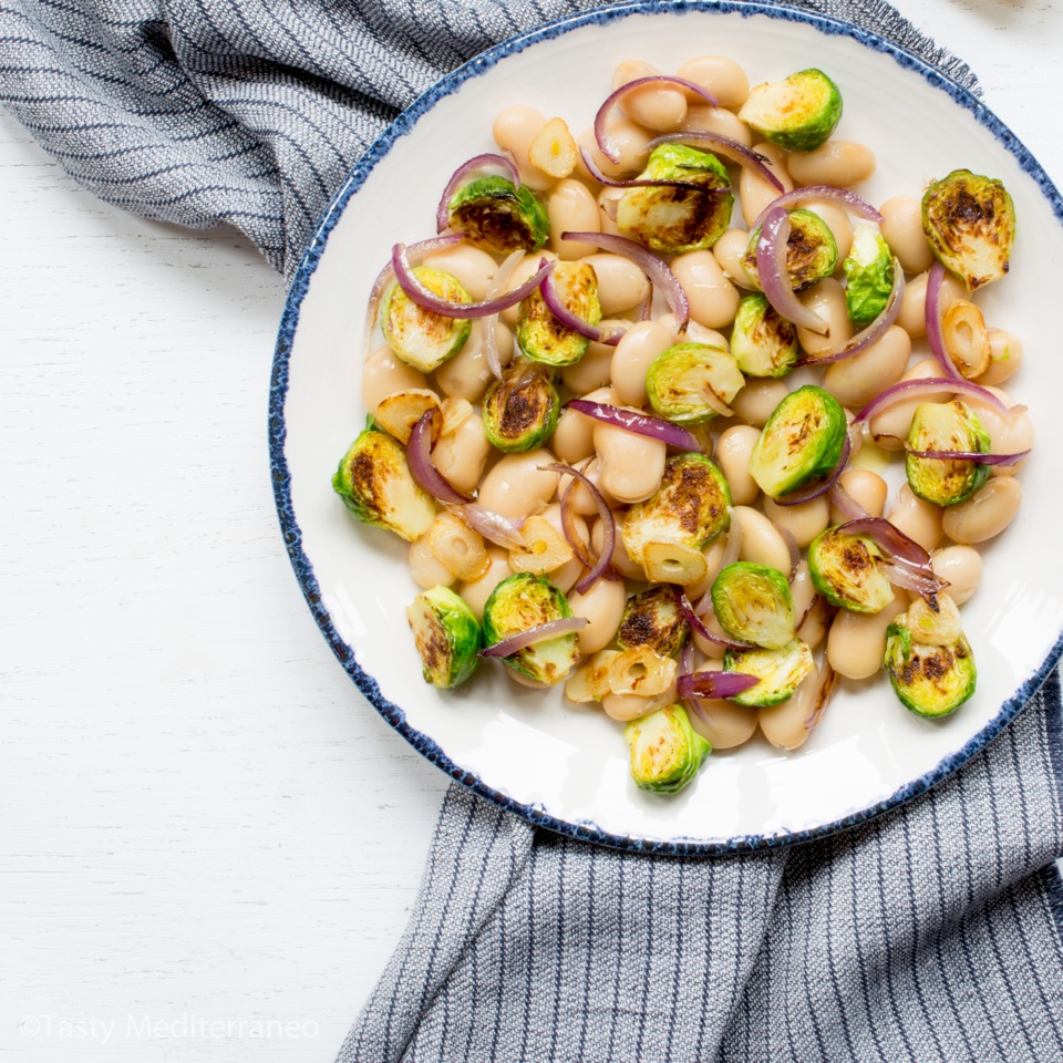 Alubias blancas con coles de Bruselas al estilo mediterráneo – Tasty  Mediterraneo