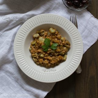 Arroz mediterráneo con habas tiernas