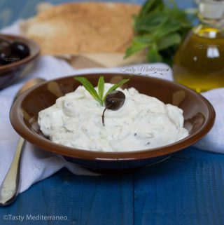 Labneh con ajo y menta