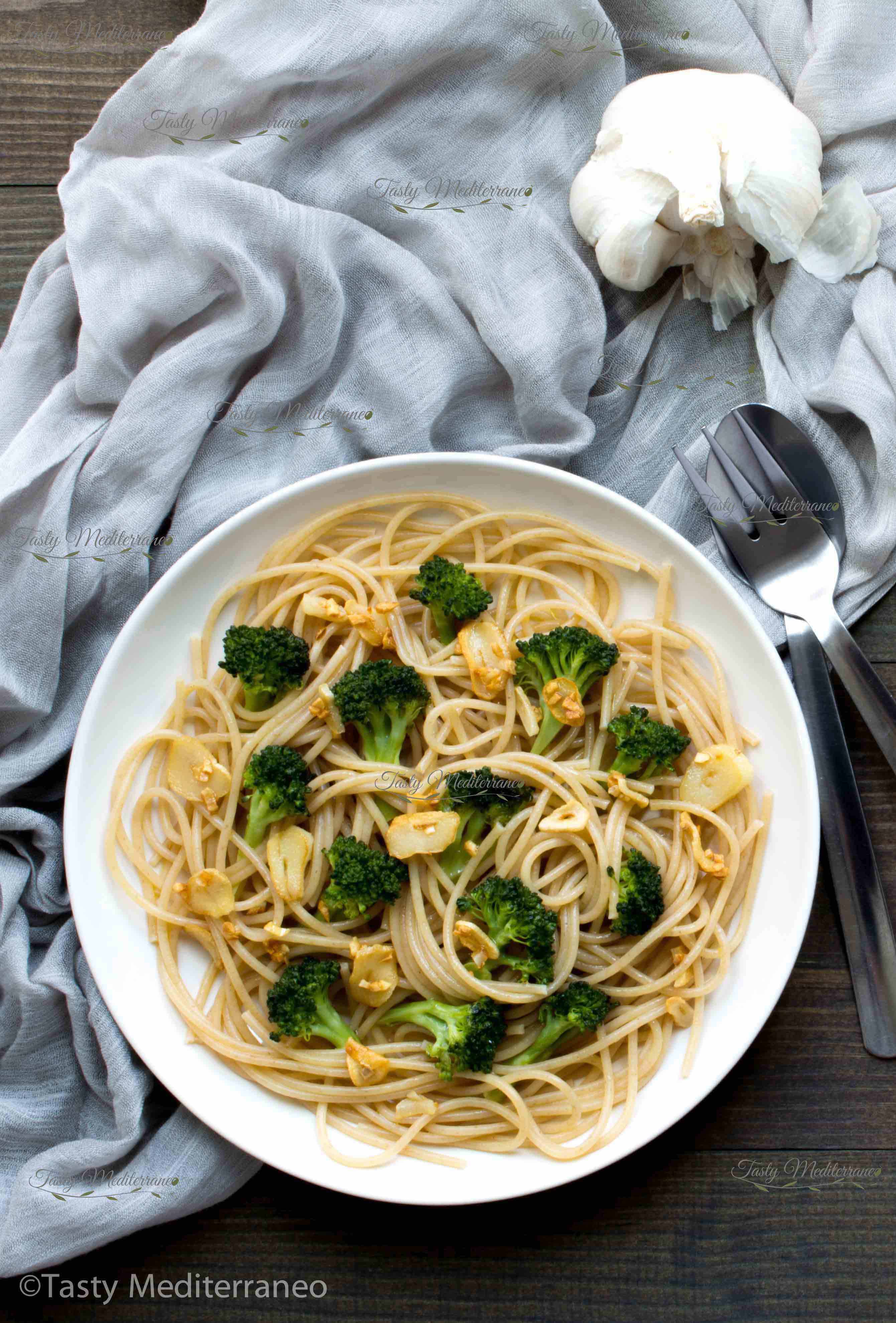 Espaguetis aglio e olio con brócoli – Tasty Mediterraneo