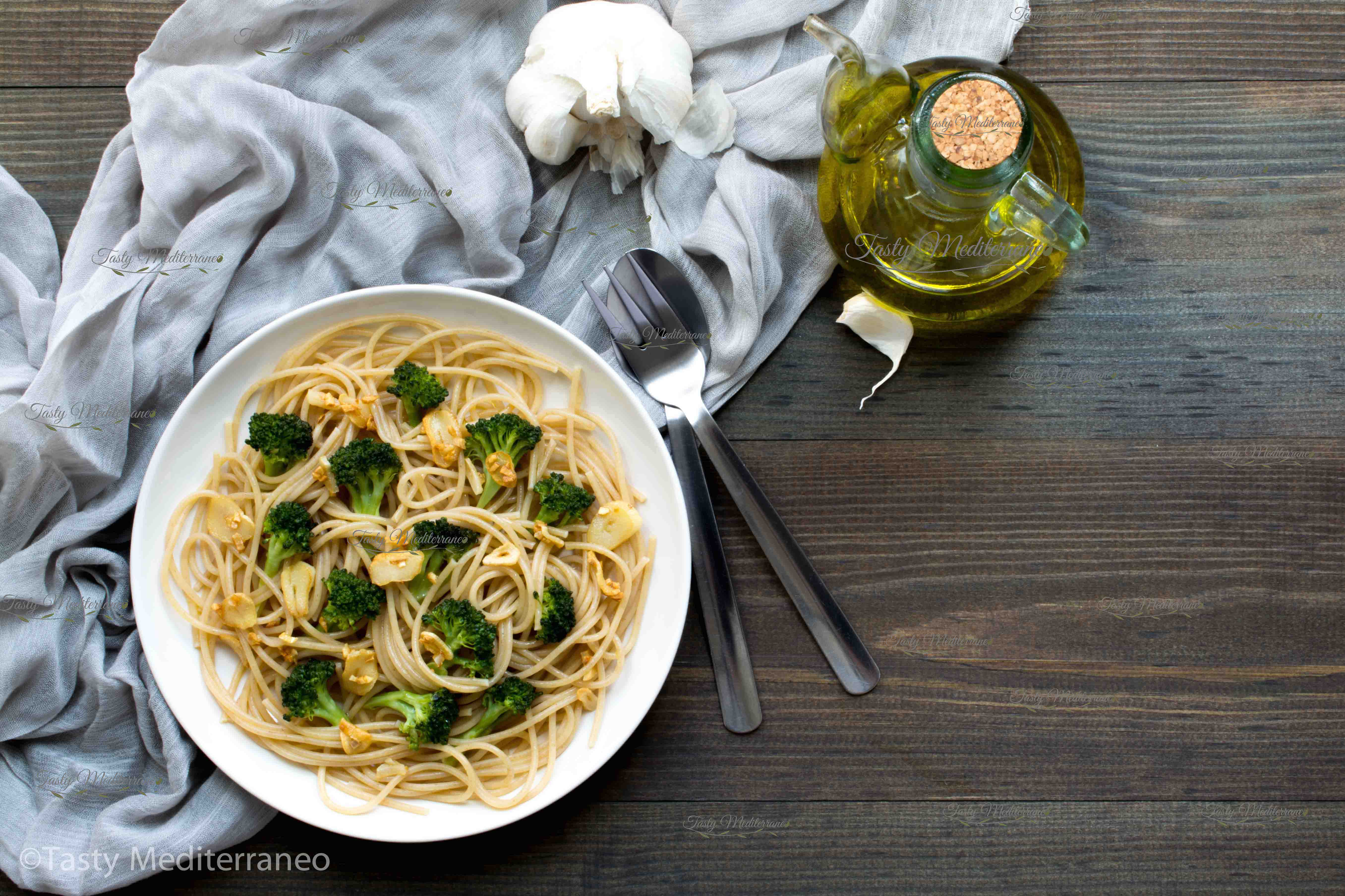 Spaghetti aglio e olio with broccoli – Tasty Mediterraneo