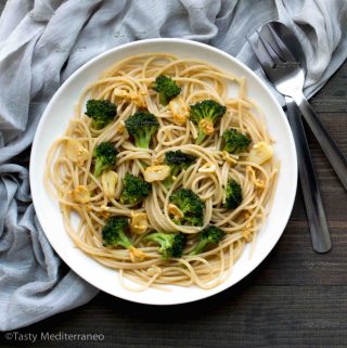 Spaghetti aglio e olio with broccoli