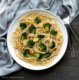 Espaguetis aglio e olio con brócoli