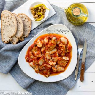 Judiones blancos con alcachofa y tomate al estilo mediterráneo