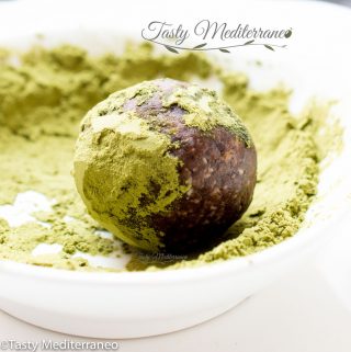 Bolitas energéticas de matcha y cacao