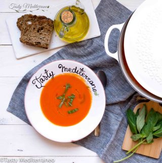 Sopa mediterránea de tomate y pimiento rojo